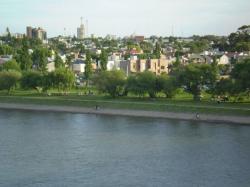 Vista de Viedma desde el río Negro