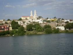 Vista del casco histórico desde el río Negro